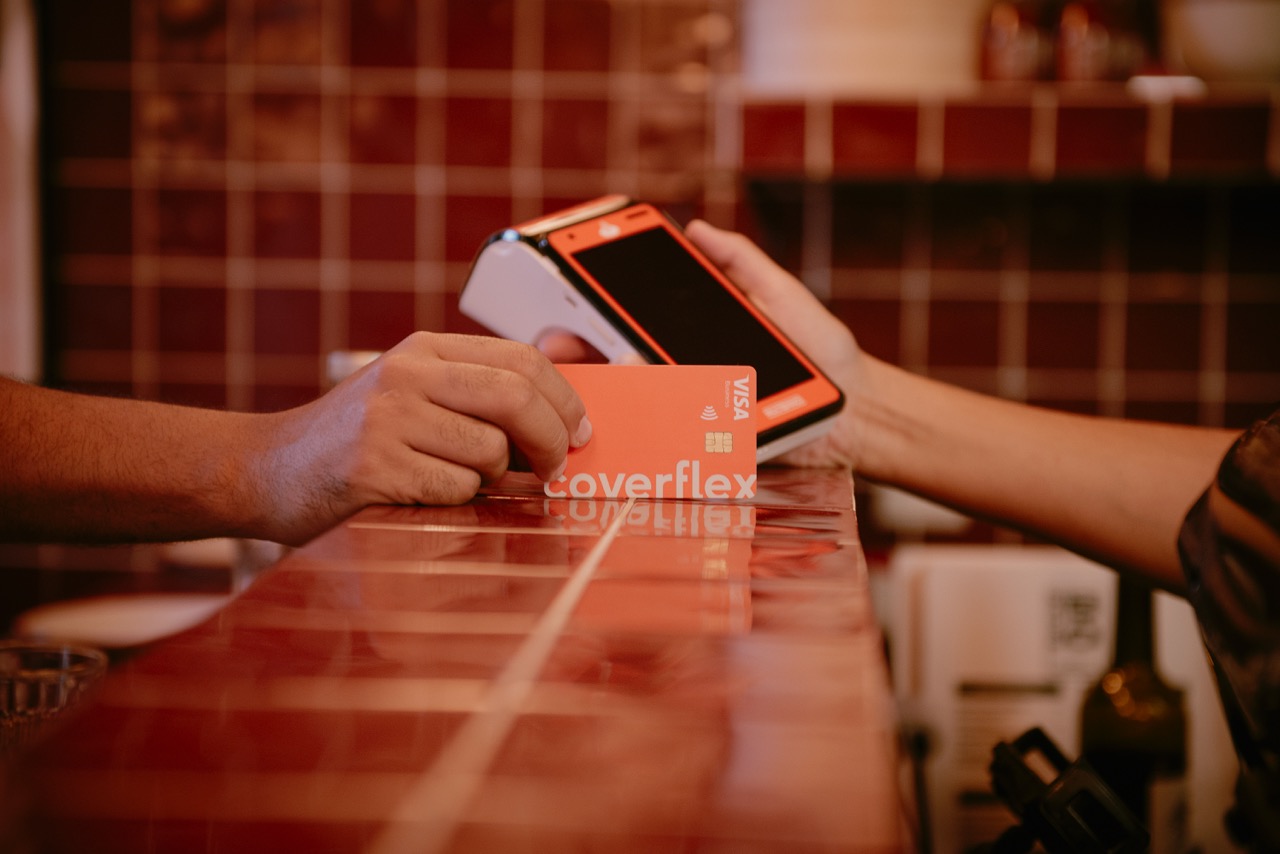 Pagina web di Coverflex che mostra un articolo del blog intitolato Pagamento unico buoni pasto Coverflex. L'articolo spiega come ottimizzare i pagamenti dei buoni pasto per i dipendenti, con un focus sulla flessibilità e i vantaggi offerti da Coverflex.