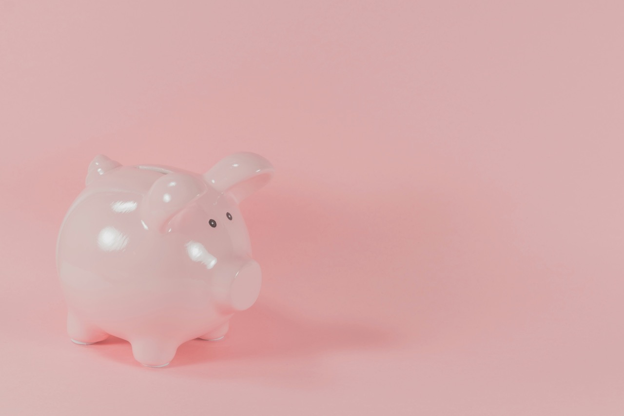 Una persona sorridente che utilizza una carta di credito Coverflex per effettuare un pagamento online. Sullo schermo del laptop si intravede un sito di e-commerce, suggerendo l'utilizzo dei benefit aziendali per acquisti online.