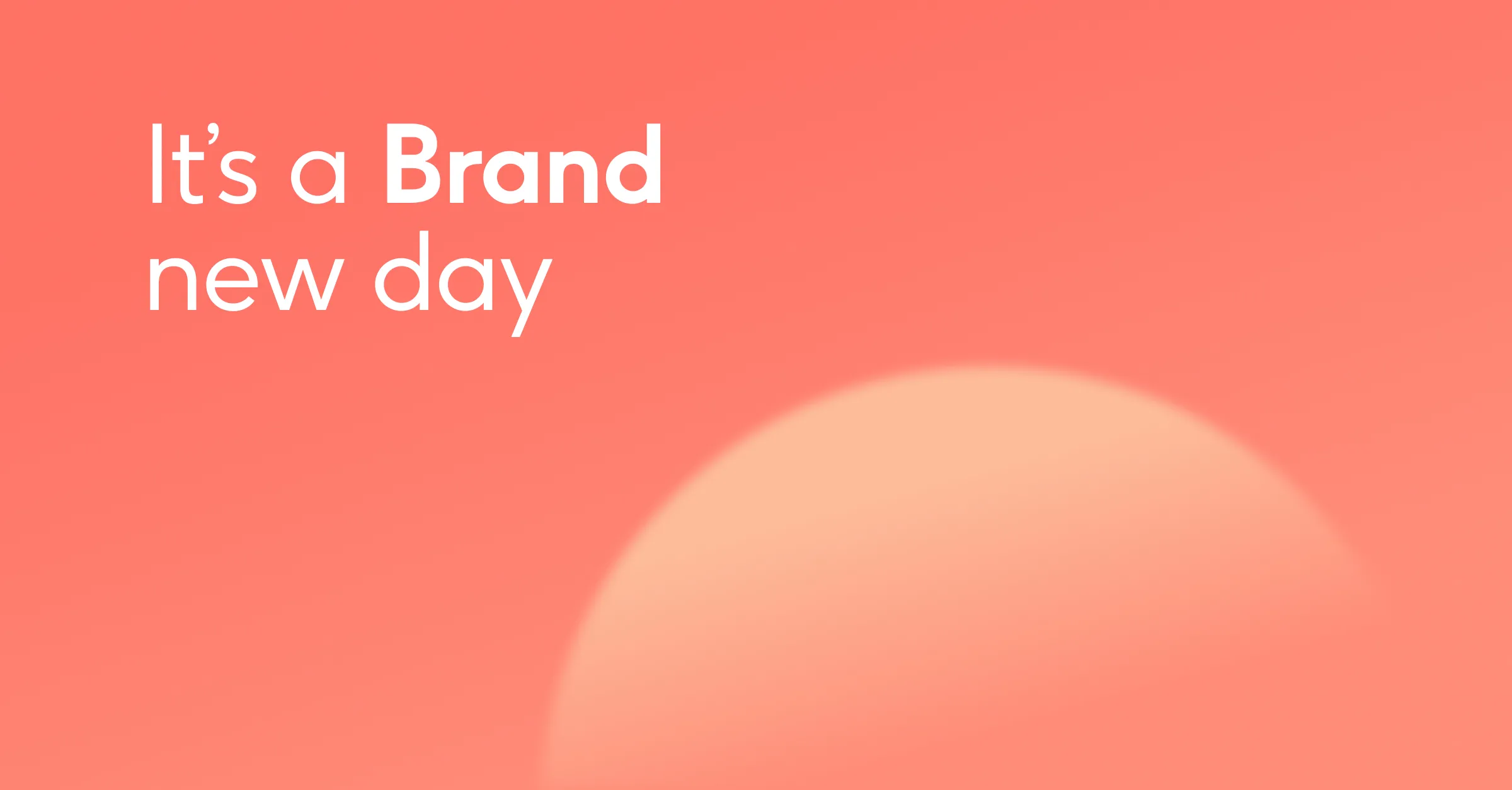 sfondo color pesca con grande scritta bianca Its a Brand new day e mezza forma circolare sfumata in basso a destra a evocare un nuovo inizio