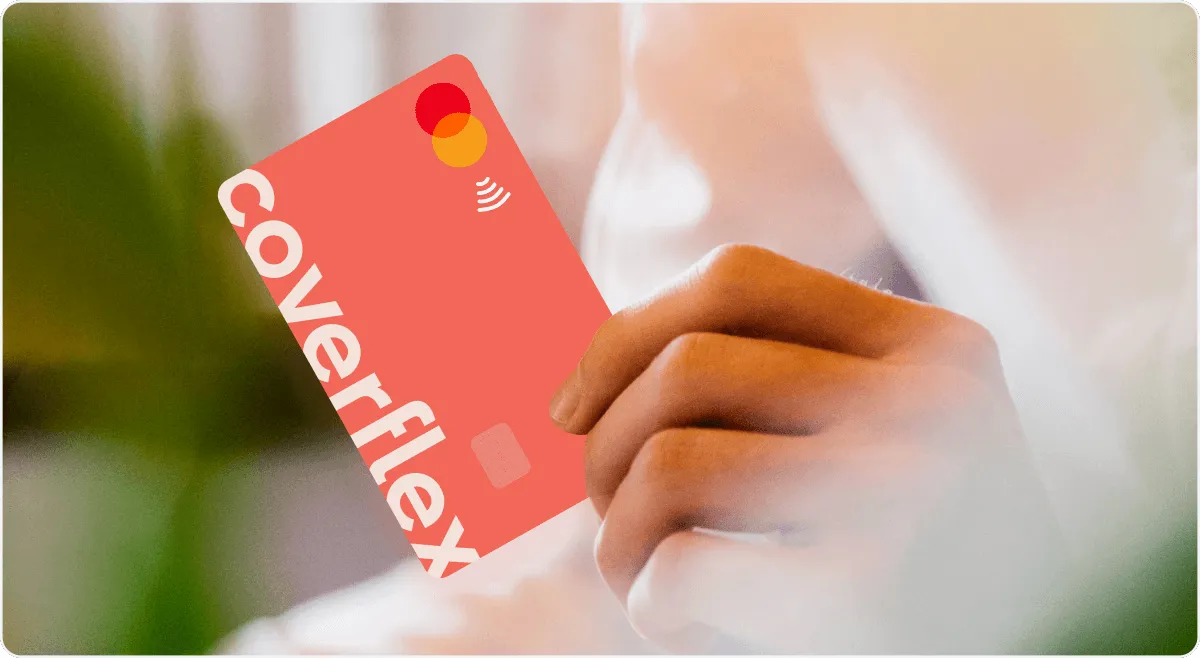 Mano sostiene una tarjeta naranja de Coverflex con logo Mastercard y símbolo de pago sin contacto sobre fondo difuminado