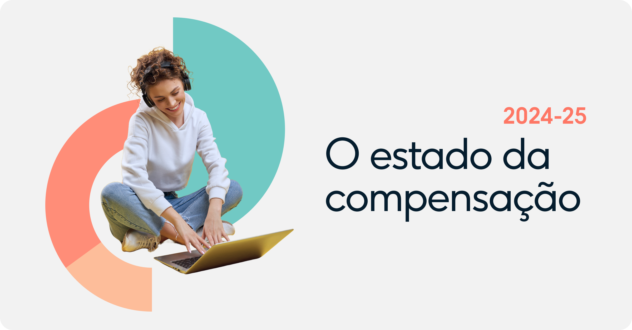 Mulher sentada de pernas cruzadas a usar portátil com auscultadores sobre fundo claro com gráfico circular colorido e texto O estado da compensação 2024-25