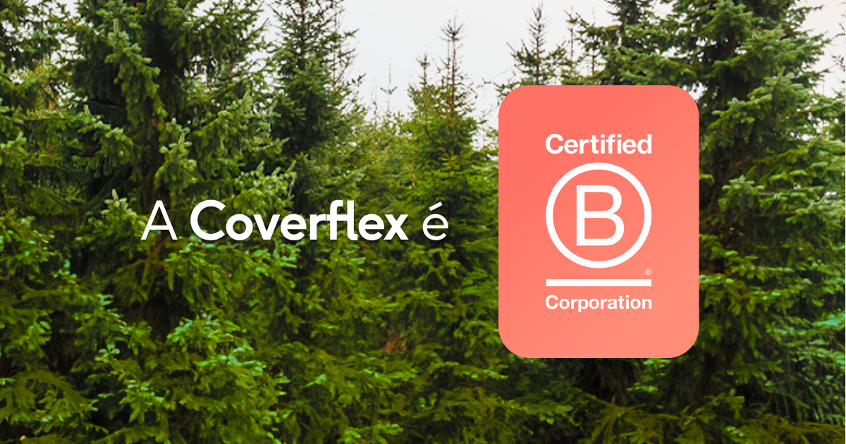 Logotipo Certified B Corporation numa caixa coral ao lado do texto A Coverflex é sobre fundo de floresta de pinheiros