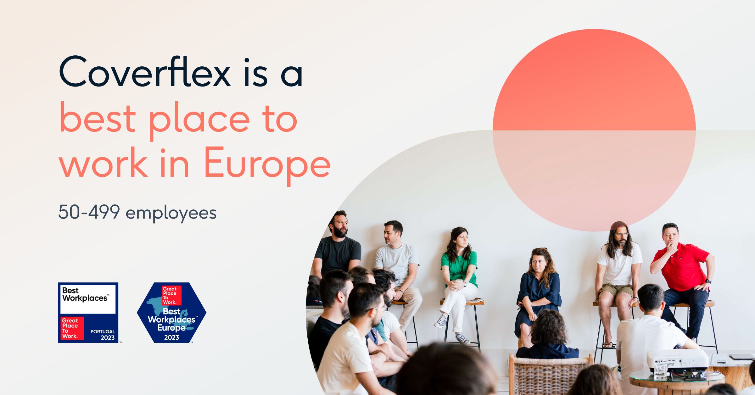 Slide com texto em inglês Coverflex is a best place to work in Europe 50-499 employees e logos Great Place To Work Portugal e Europe 2023 sobre fundo claro com fotografia de equipa sentada em roda