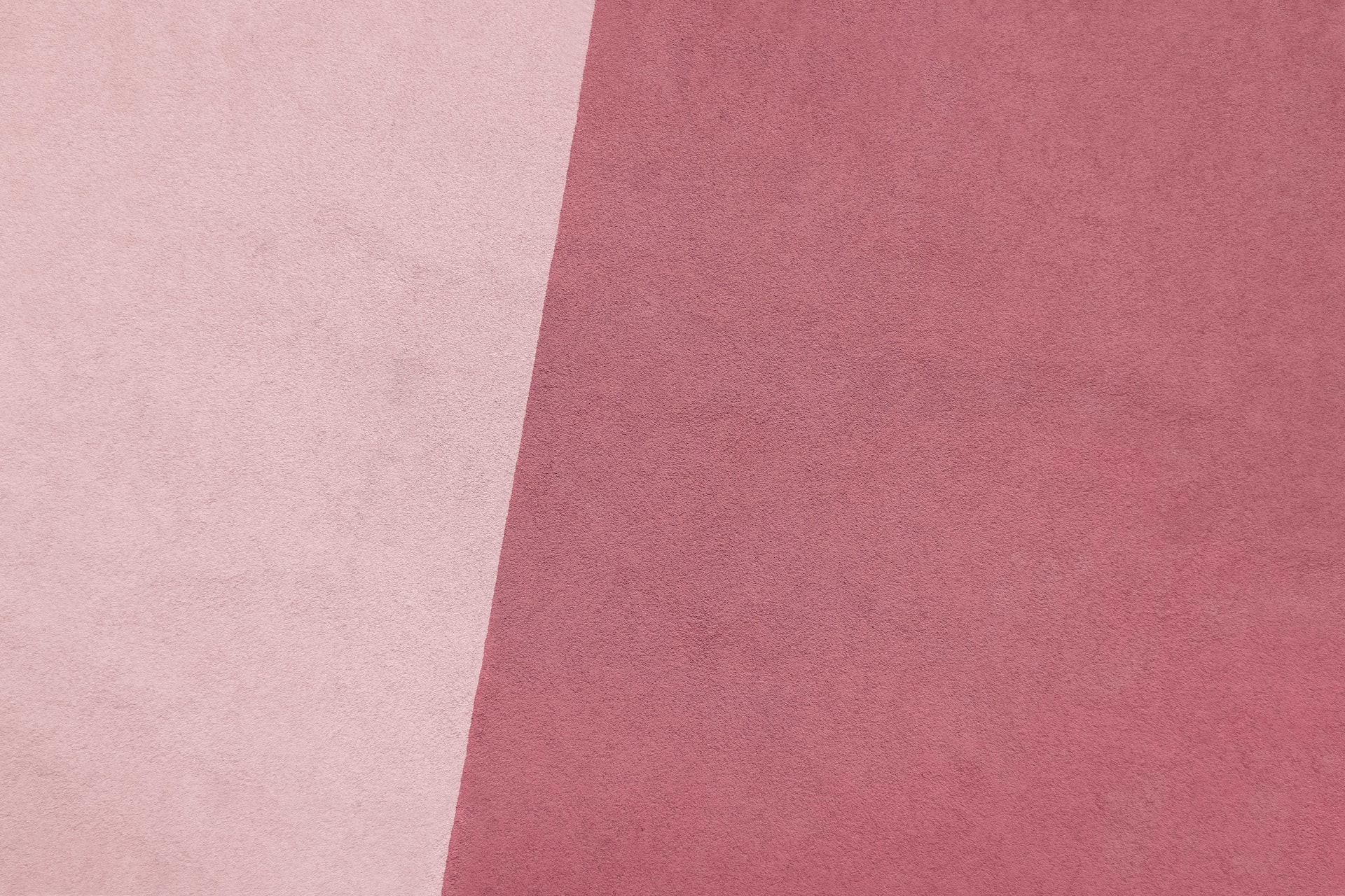 Superfície texturizada com dois tons de rosa separados por uma linha diagonal