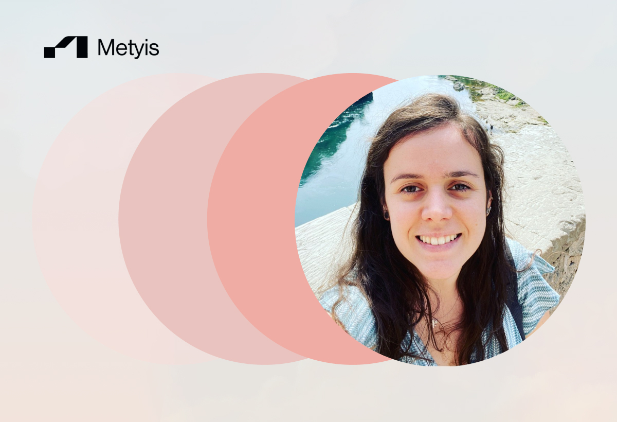 Foto de colaboradora da Metyis sorrindo, retrato circular sobre fundo claro com logotipo Metyis e formas circulares em tons de rosa