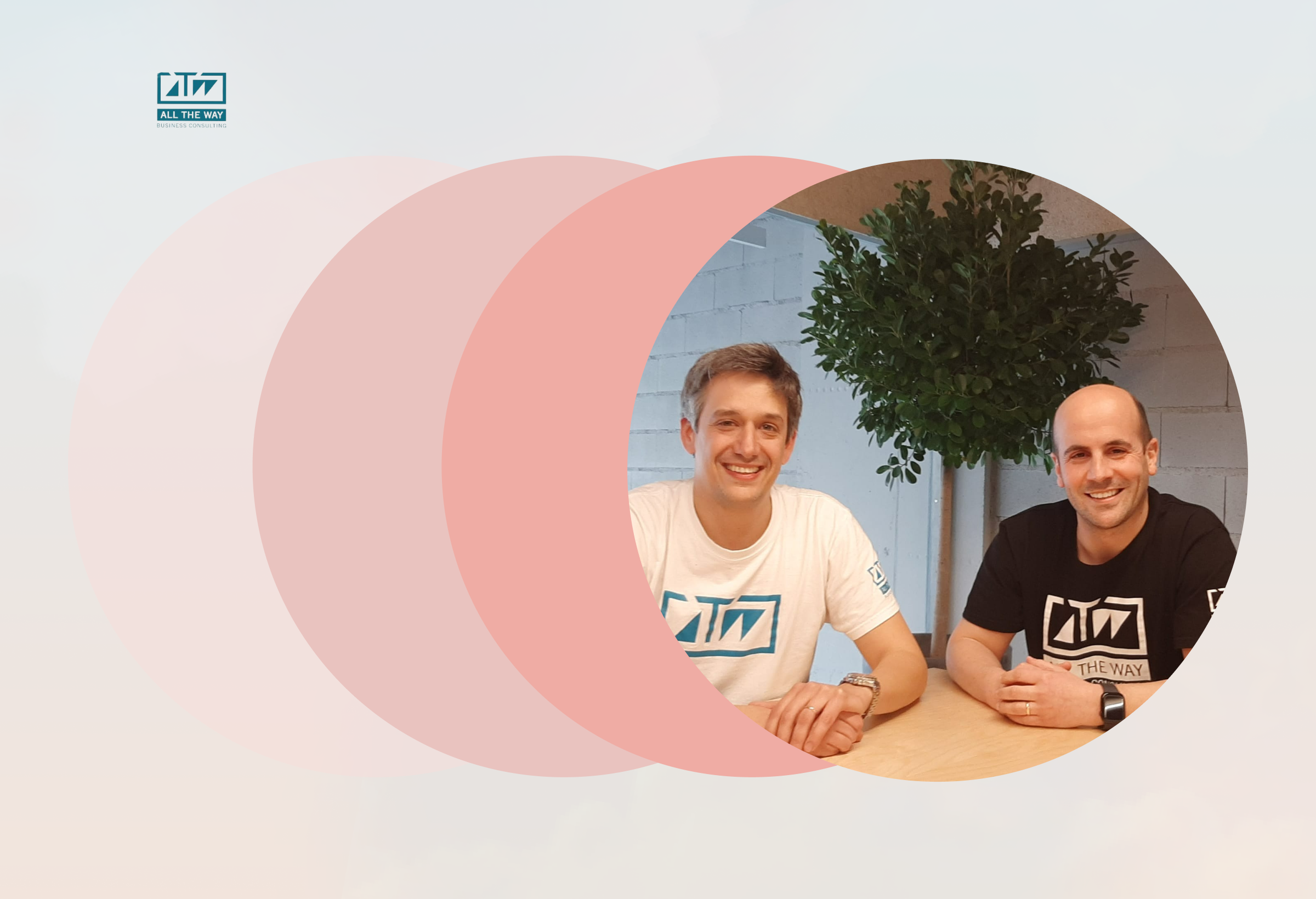 Logotipo da All The Way com círculos sobrepostos em tons de rosa e a silhueta de um consultor de braços cruzados