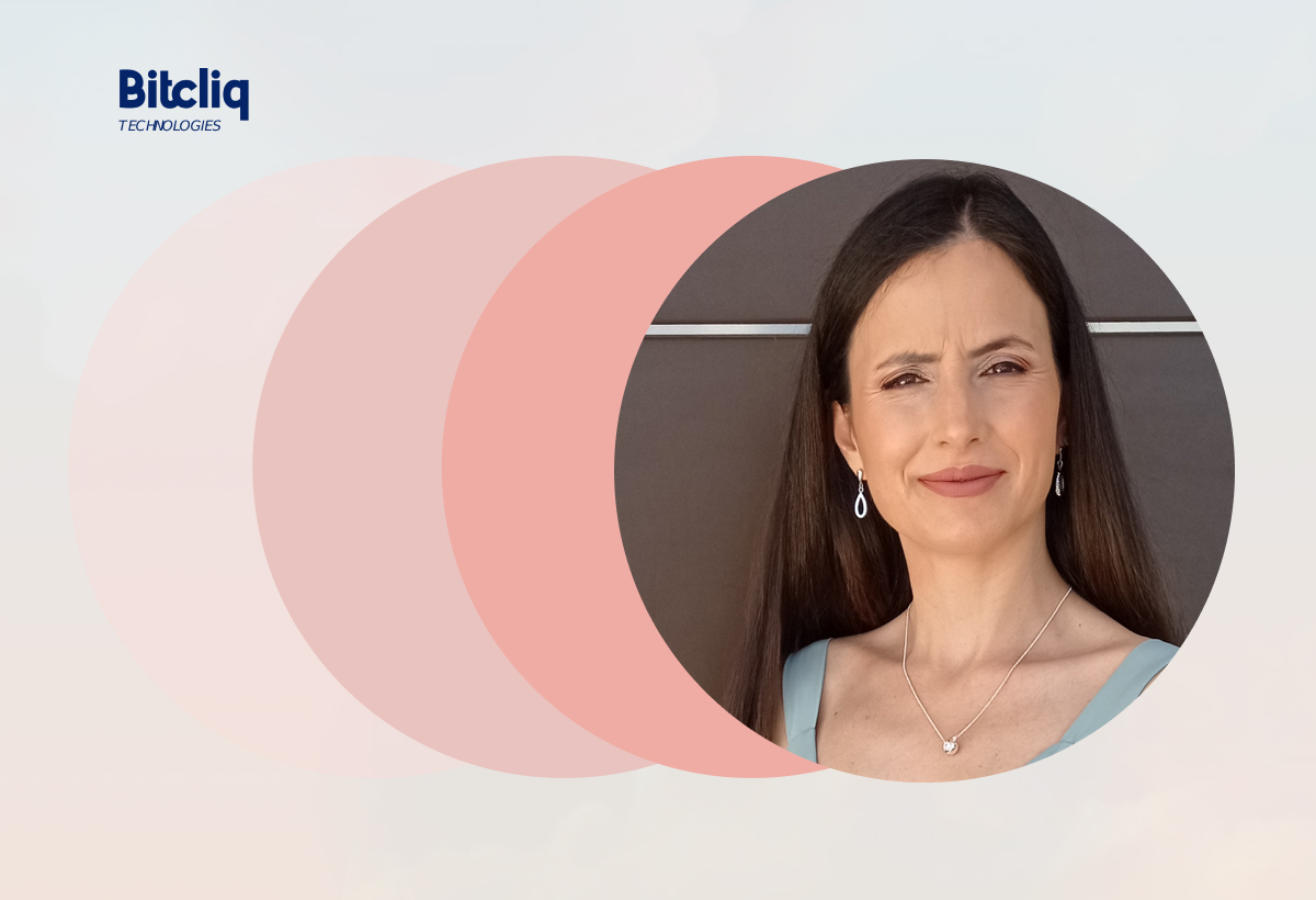 Retrato circular de mulher de cabelo castanho, top azul, sorrindo, sobre círculos em degradé rosa e logótipo Bitcliq Technologies