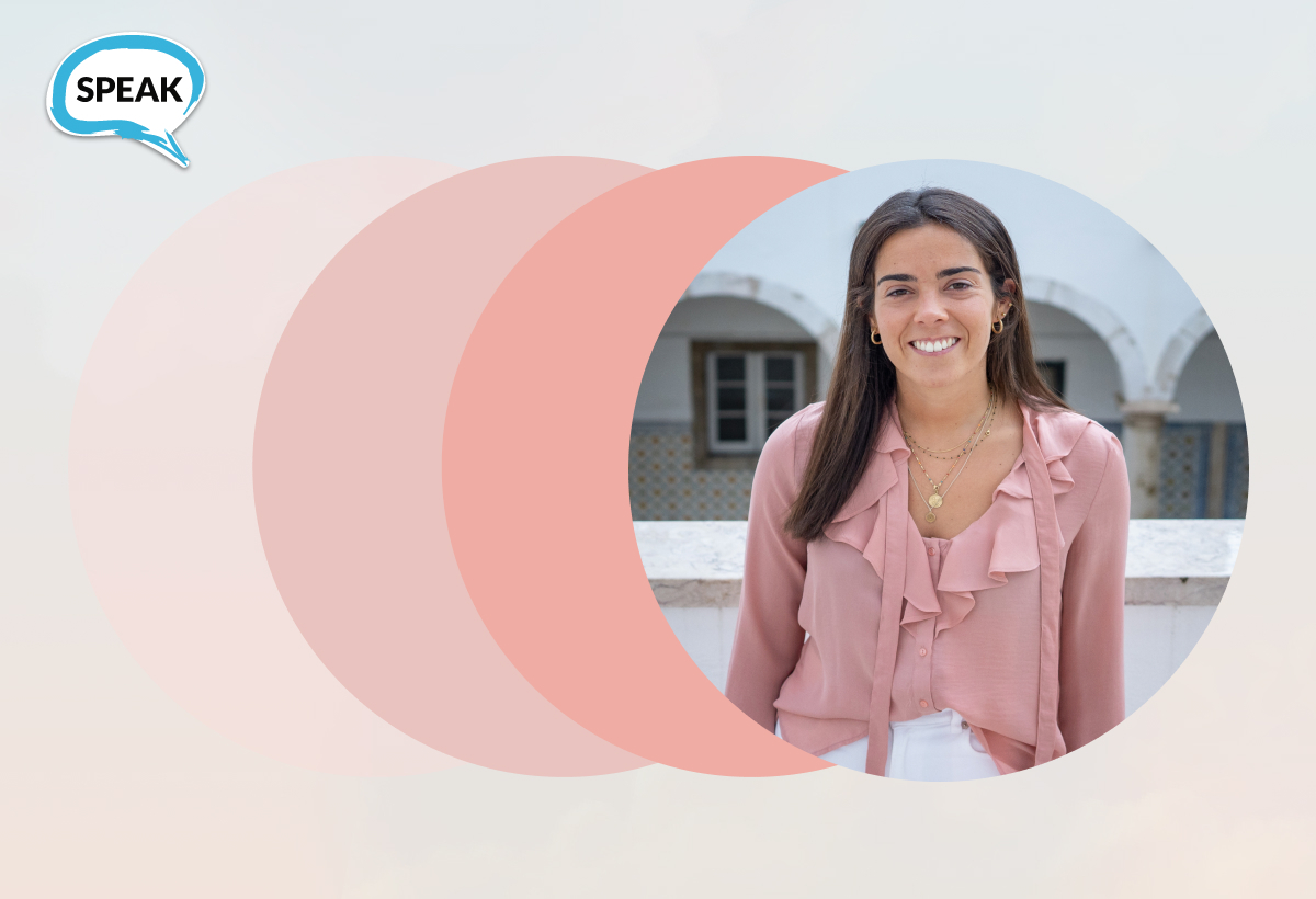 Logo SPEAK em balão de fala sobre círculos rosa sobrepostos e foto circular de mulher sorridente de blusa rosa