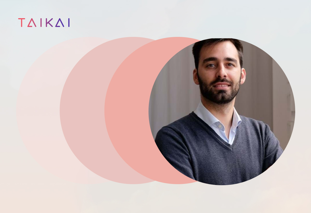 Logótipo TAIKAI acompanhado de círculos coloridos e retrato circular de um homem de braços cruzados