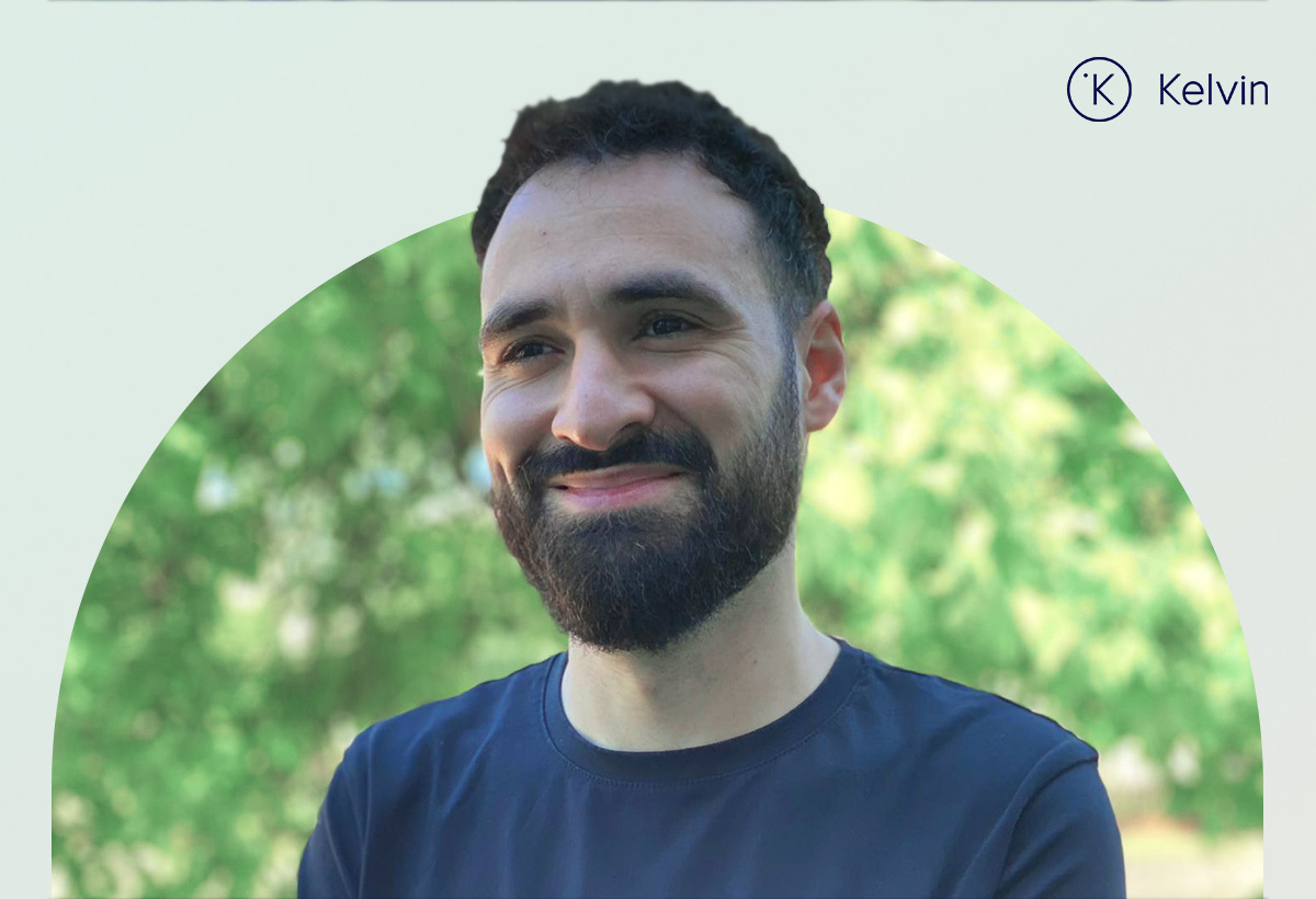 Retrato de rosto de homem com barba sorridente em fundo verde desfocado e logótipo da Kelvin