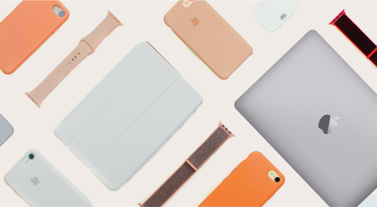 Vista superior de dispositivos Apple, incluindo MacBook prateado, iPad branco com Smart Cover, capas de telemóvel em laranja e bege e braceletes de Apple Watch em diferentes cores, dispostos sobre fundo neutro