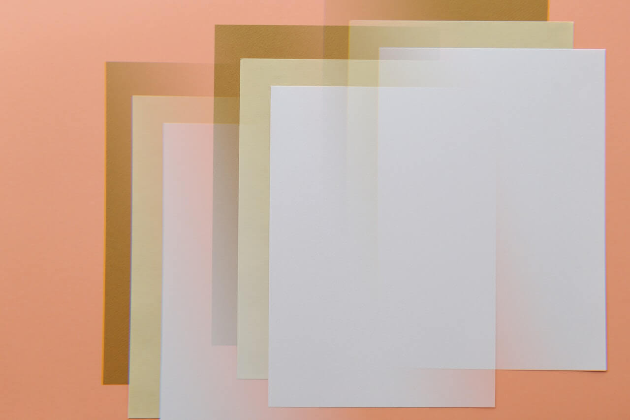 varios rectangulos translucidos en tonos blanco y amarillo palido superpuestos en capas sobre fondo salmon evocando ventanas o tareas simultaneas