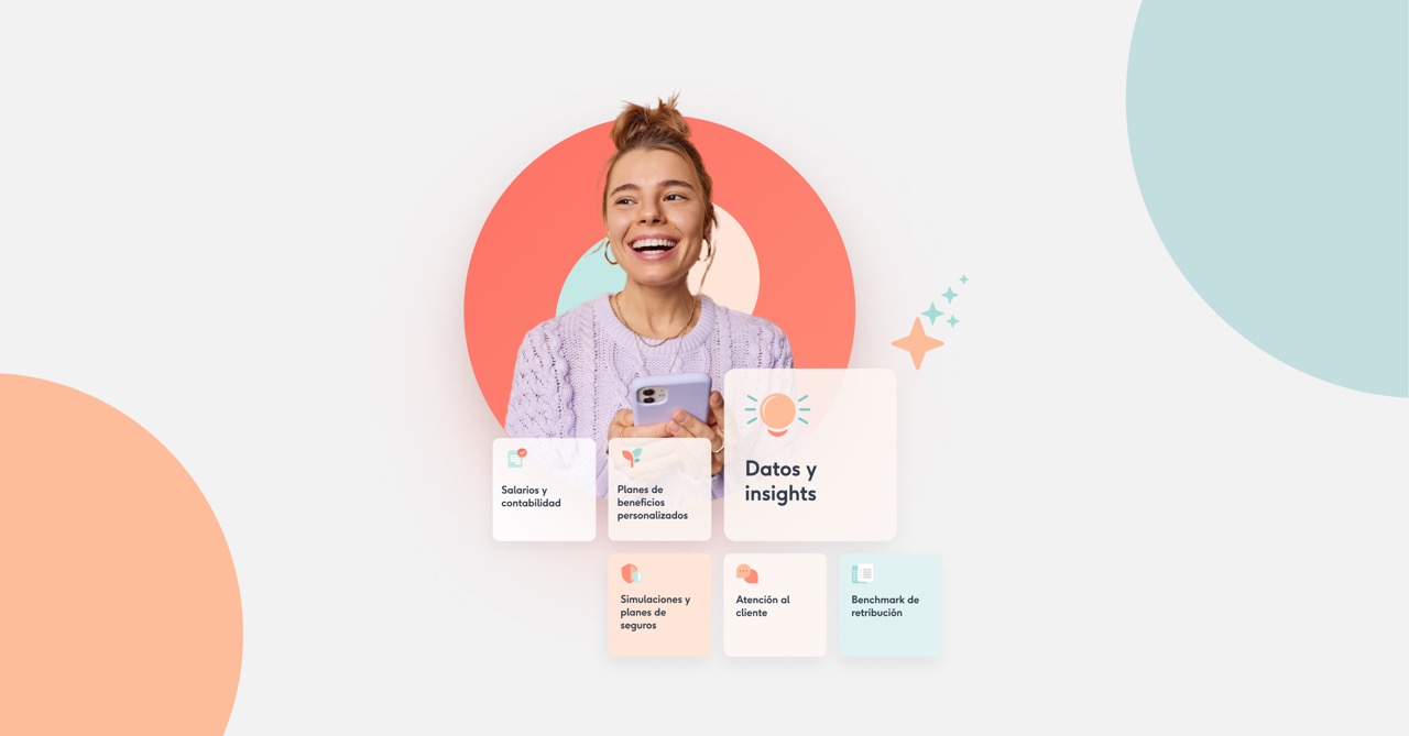 Mujer sosteniendo smartphone frente a fondo abstracto con iconos y textos de Coverflex AI como datos y insights salarios y contabilidad planes de beneficios personalizados simulaciones de seguros atención al cliente y benchmark de retribución